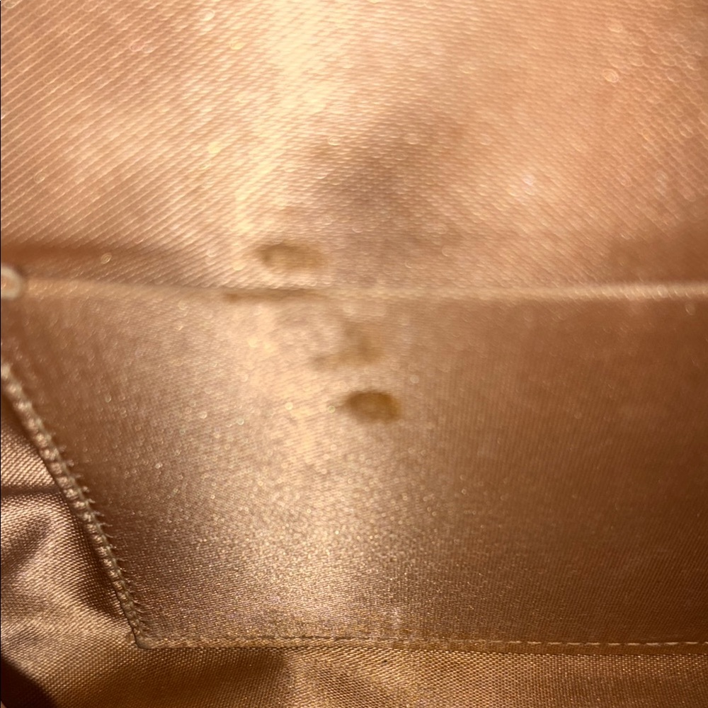 Glamorous Gold Textured Clutch with Vintage Charm - Picture 4 of 7